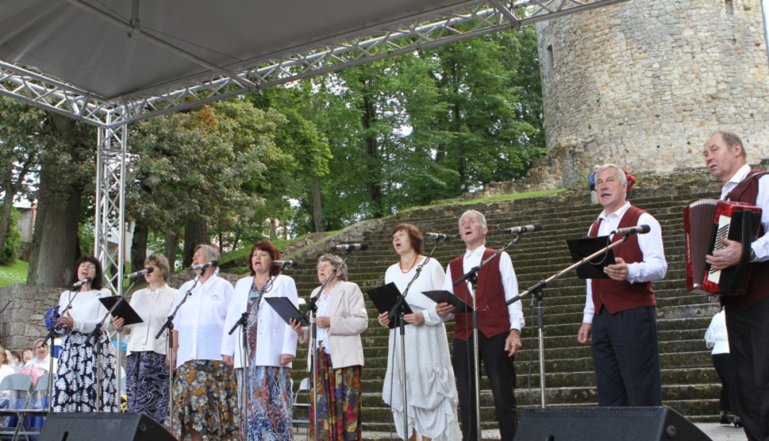 Ropažu Kultūras centra senioru vokālais ansamblis “Sarma” sadzied Cēsīs