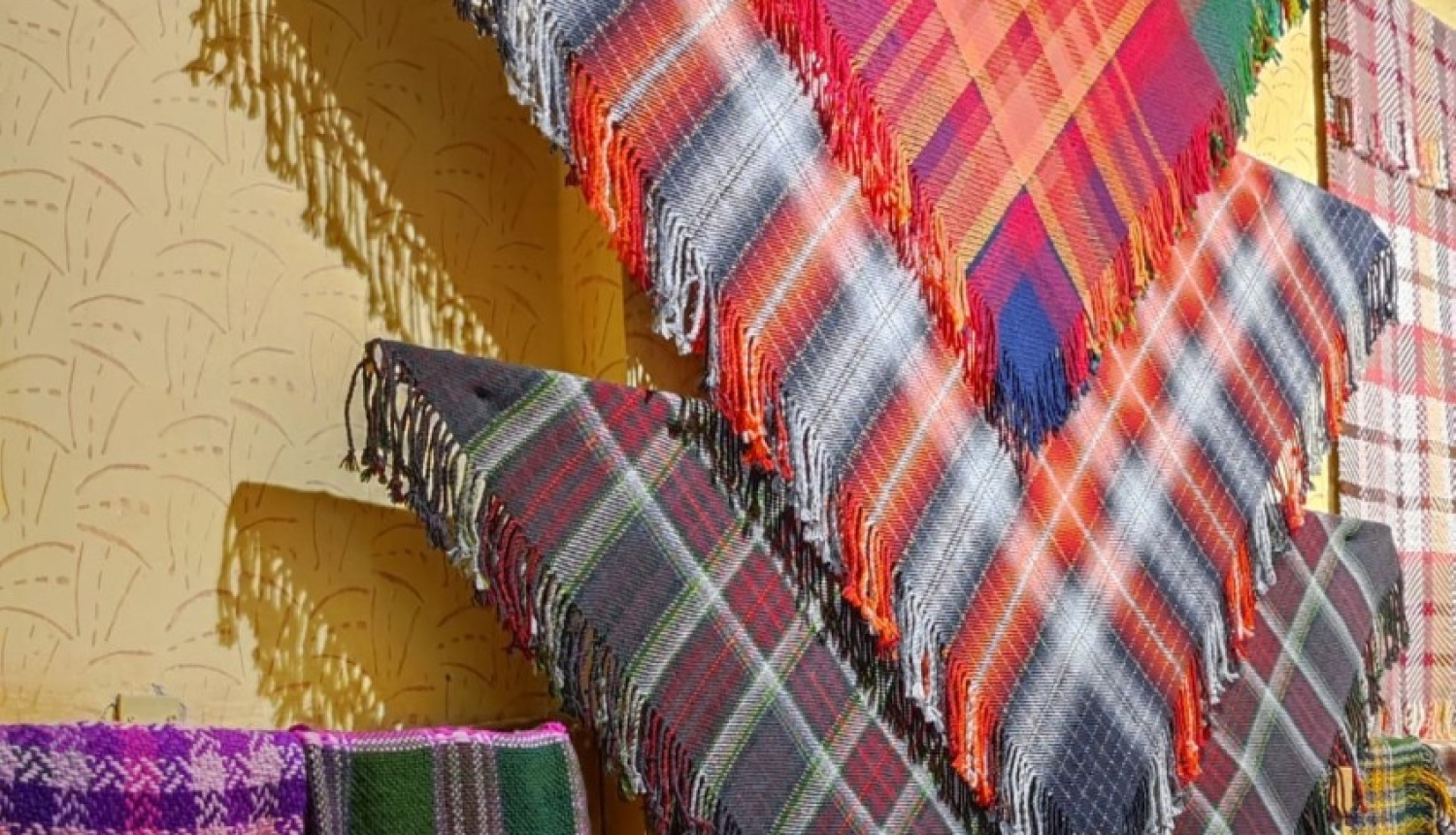 Ropažu Kultūras centra TLMS “Madaras” darbi amatniecības izstādē “Koki gadalaikos – krāsā un kompozīcijā”