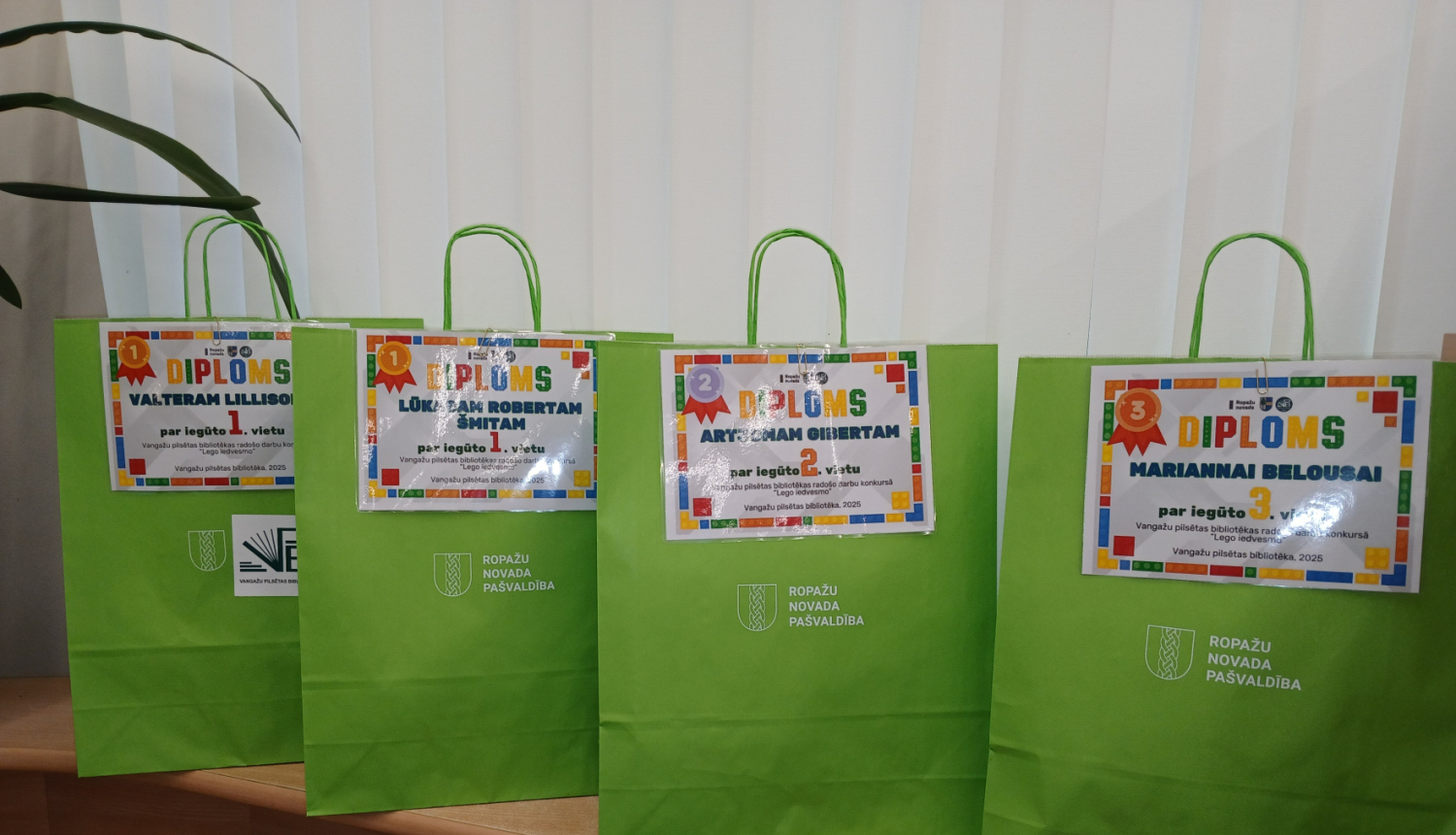 zaļš maisiņš ar lego