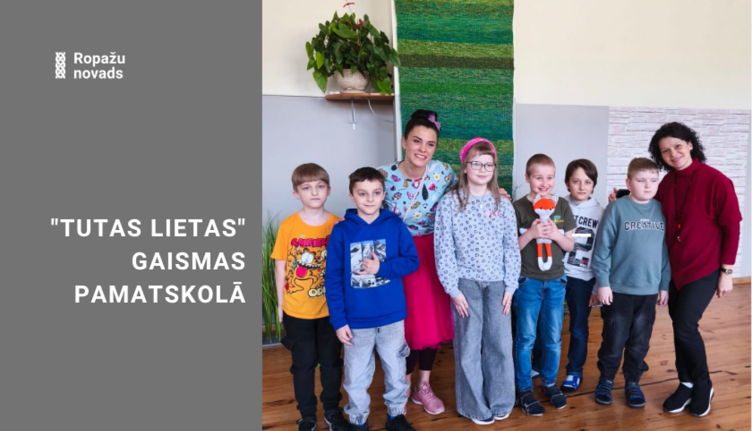 Tutas lietas Gaismas pamatskolā, bildē bērni ar aktrisi Lieni Sebri