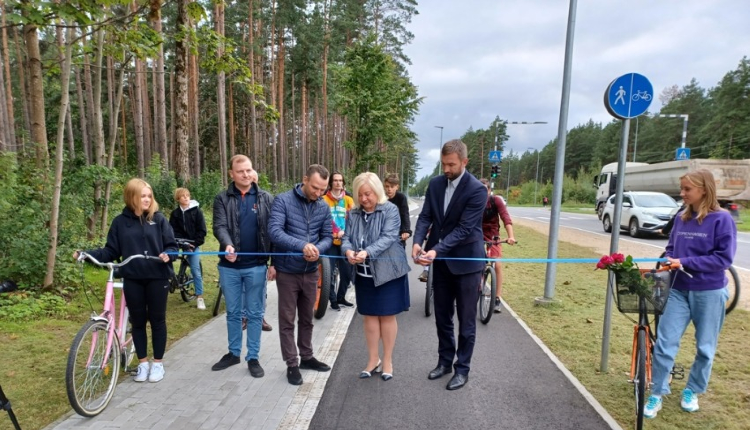 Svinīgi atklāts gājēju-veloceliņš Ulbroka-Dreiliņi
