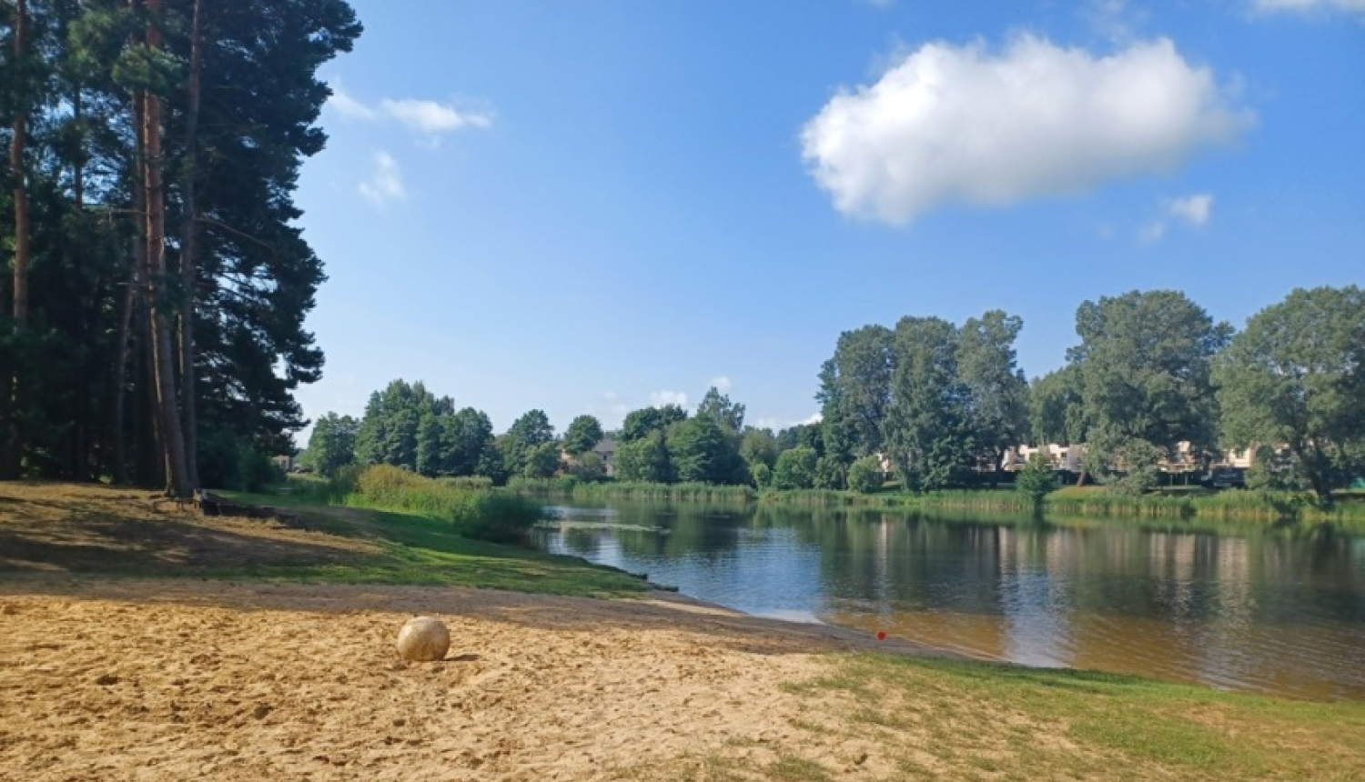 Ulbrokas ezera pludmale