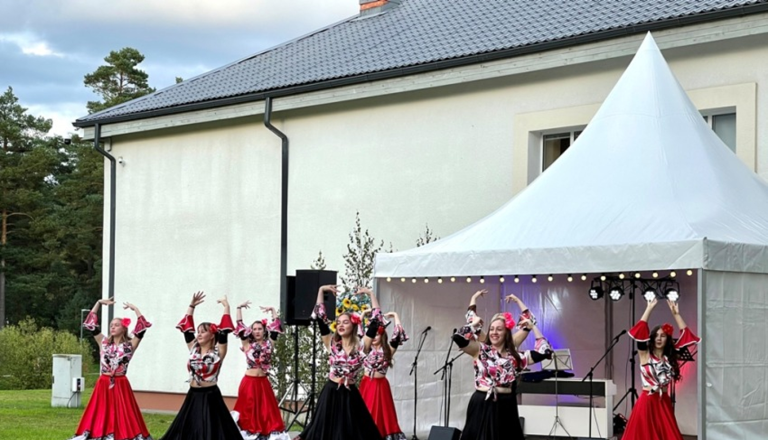 Par godu 13. Tautas mākslas festivālam "Slāvu vainags", Vangažos aizvadīts skaistāko romanču vakars
