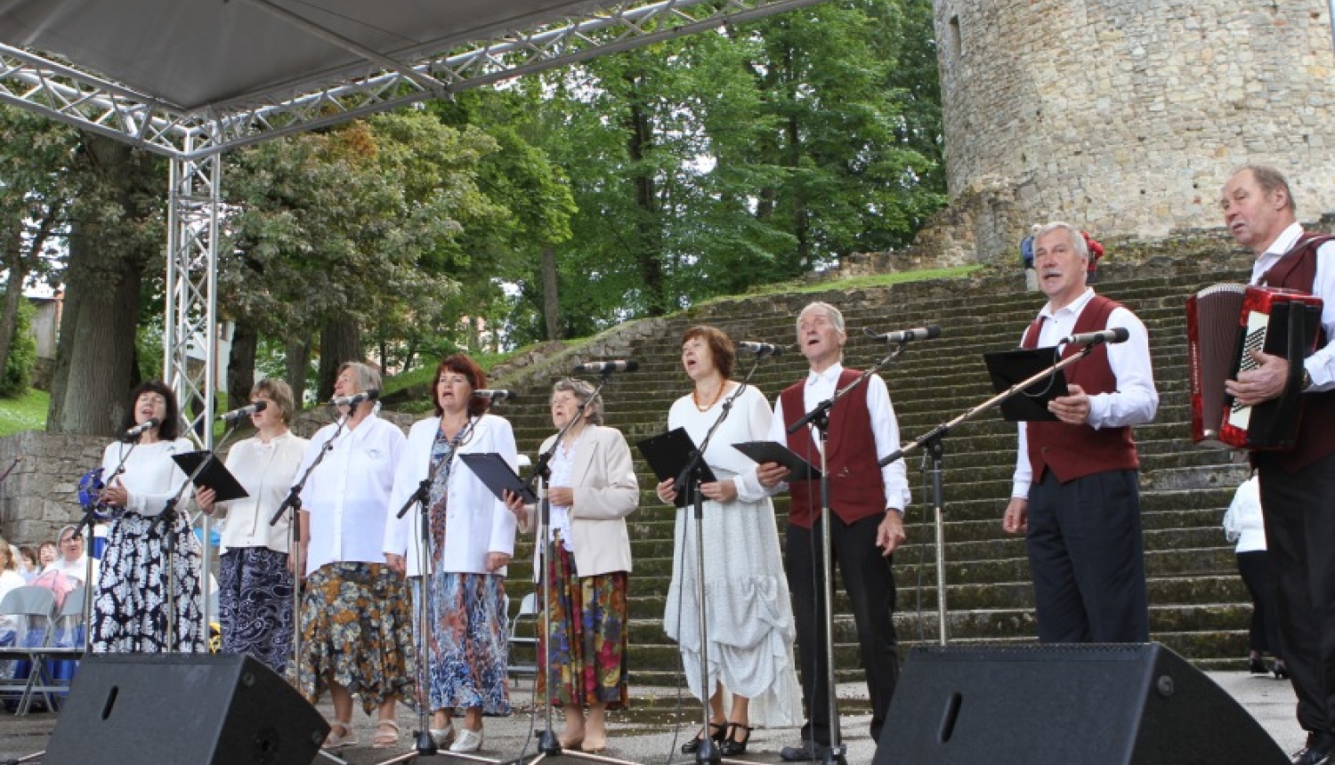 Ropažu Kultūras centra senioru vokālais ansamblis “Sarma” sadzied Cēsīs