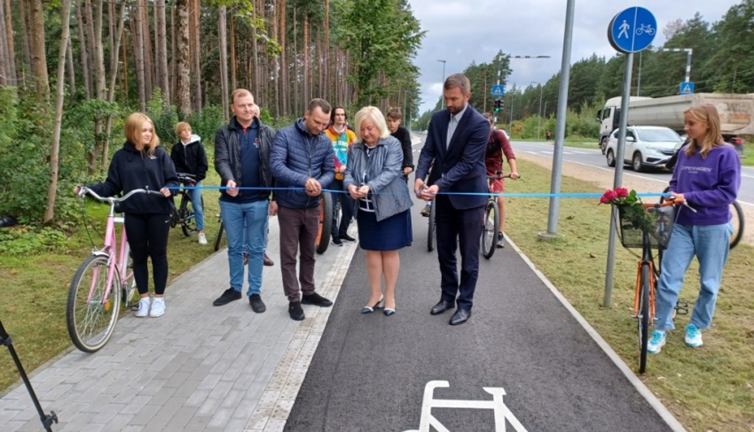 Svinīgi atklāts gājēju-veloceliņš Ulbroka-Dreiliņi