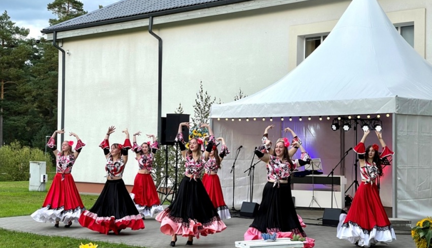 Par godu 13. Tautas mākslas festivālam "Slāvu vainags", Vangažos aizvadīts skaistāko romanču vakars