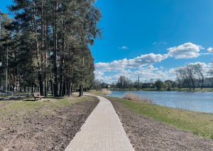 celiņš pie Ulbrokas ezera 