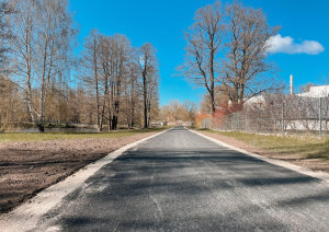 piebraucamais ceļš pie Ulbrokas ezera